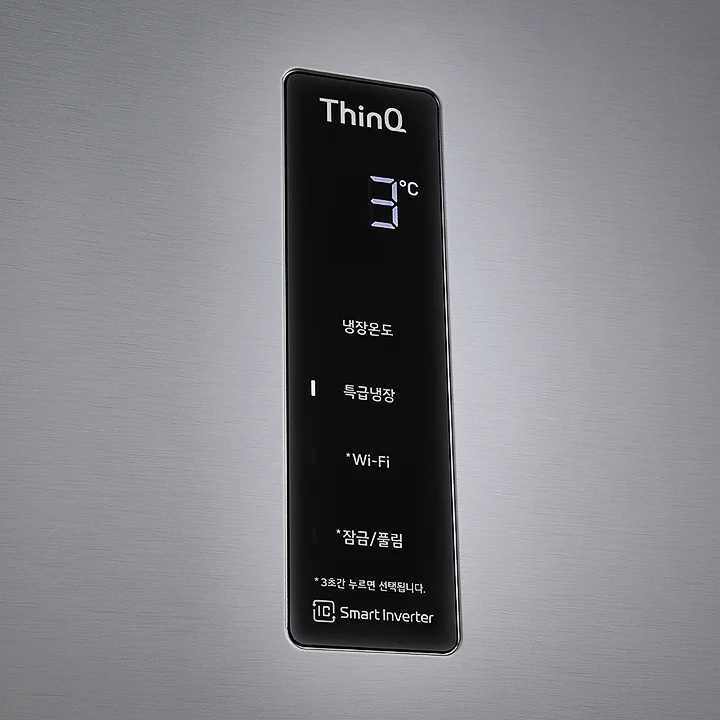 ThinQ라는 글자가 있는 디지털 디스플레이가 있으며, 온도는 3°C로 표시되어 있습니다. 냉장온도, 특급냉장, * Wi-Fi, * 잠금/풀림이라는 텍스트가 나열되어 있고, * 3초간 누르면 선택됩니다.라는 안내 문구가 있습니다. 하단에는 Smart Inverter라는 로고가 보입니다. 