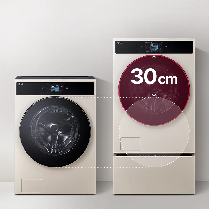 LG 트롬 AI 오브제컬렉션 워시콤보 제품이 두 대 나란히 배치되어 있으며, 왼쪽에는 검은색 원형 도어가 있는 세탁기가 보이고, 오른쪽에는 동일한 디자인의 건조기가 있습니다. 오른쪽 건조기 도어에는 빨간색 원이 그려져 있고, 그 안에 30cm라는 텍스트가 포함되어 있습니다.